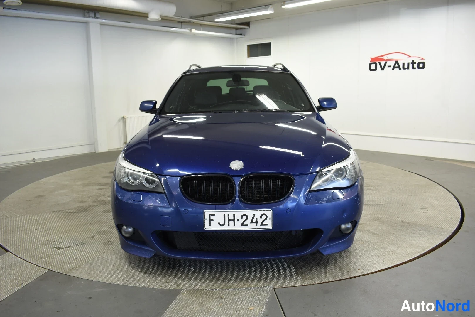 Sininen BMW 520d 2009, edestä, kuva 3