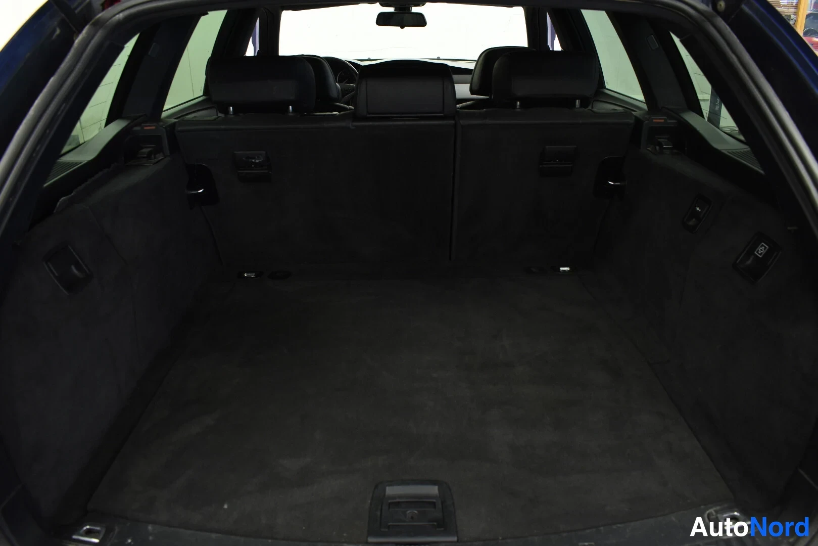 Sininen BMW 520d 2009, tavaratila, kuva 15