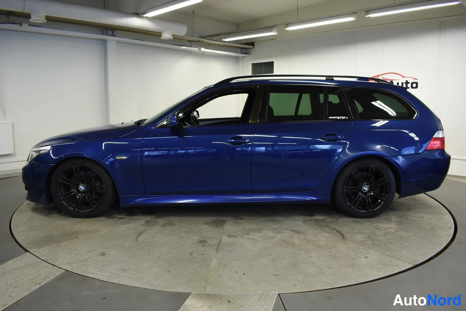 Sininen BMW 520d 2009, sivulta, kuva 4