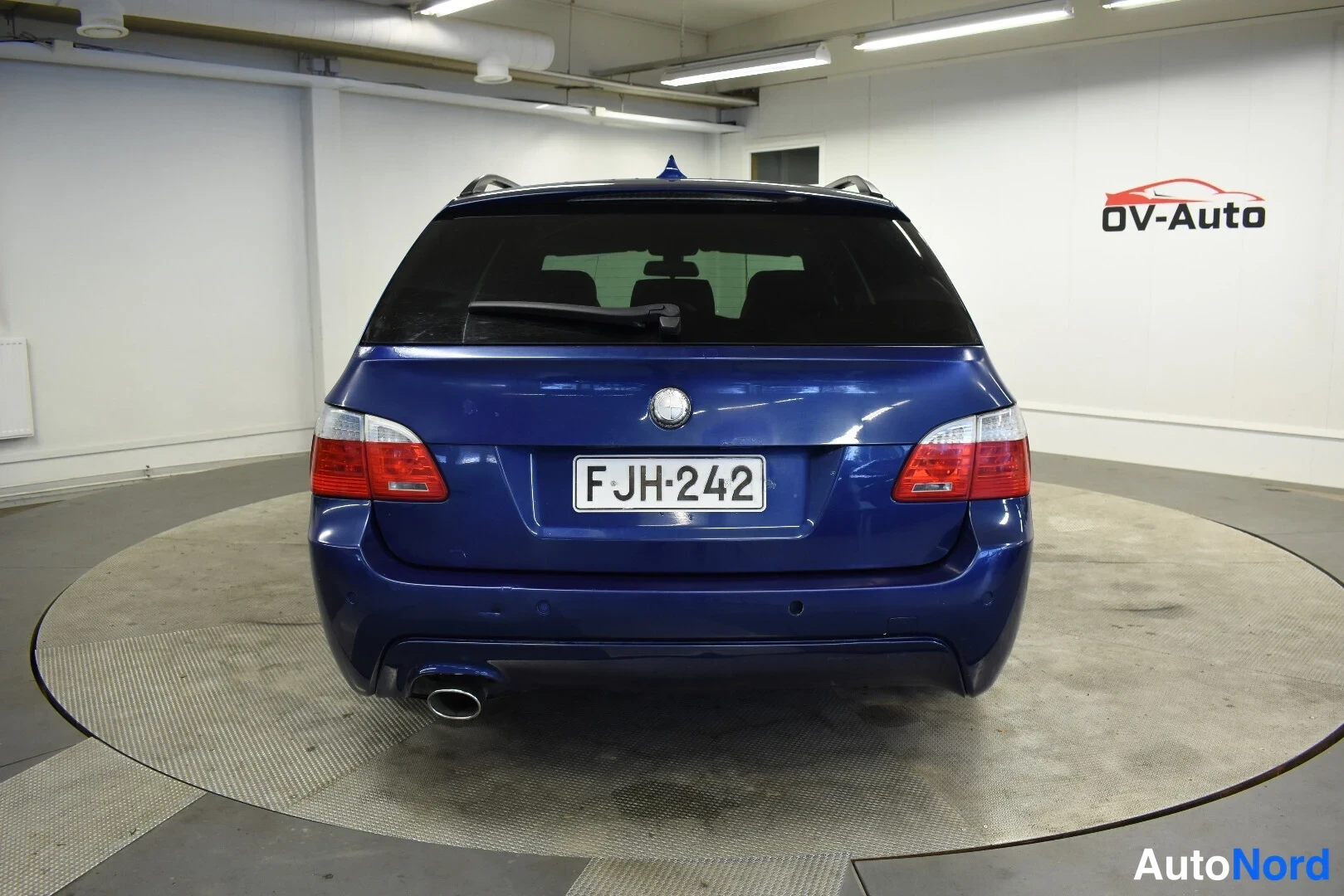 Sininen BMW 520d 2009, takaa, kuva 8