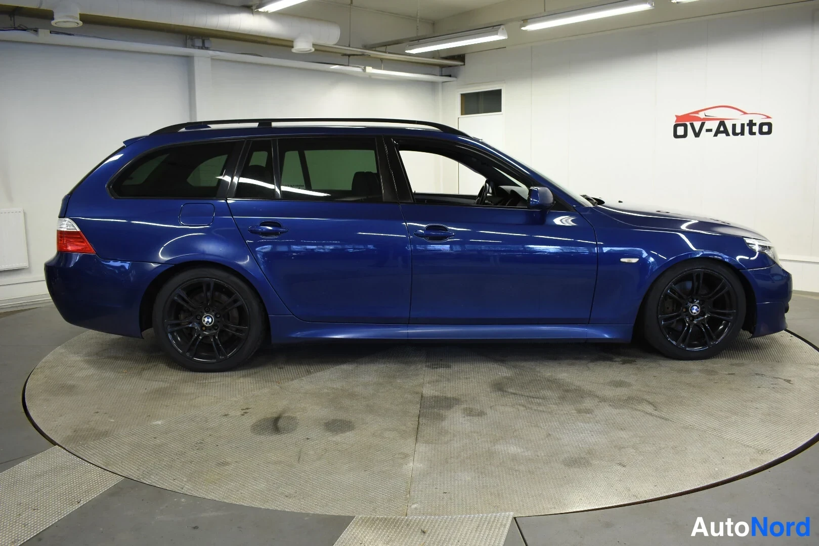 Sininen BMW 520d 2009, sivulta, kuva 5