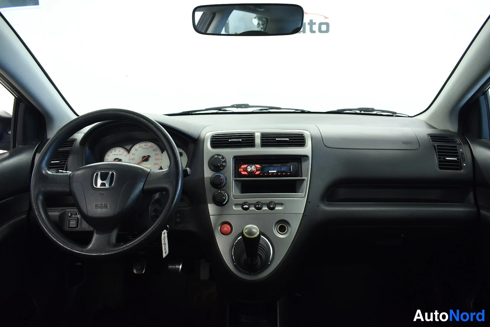 Muu: Etutila näkyy ohjauspyörällä Honda-tunnuksella, analogisten mittareiden, manuaalivaihteen ja radiokeinuvalot. Kellon lämpötila- ja mitta-asteikkojäädvät osittai