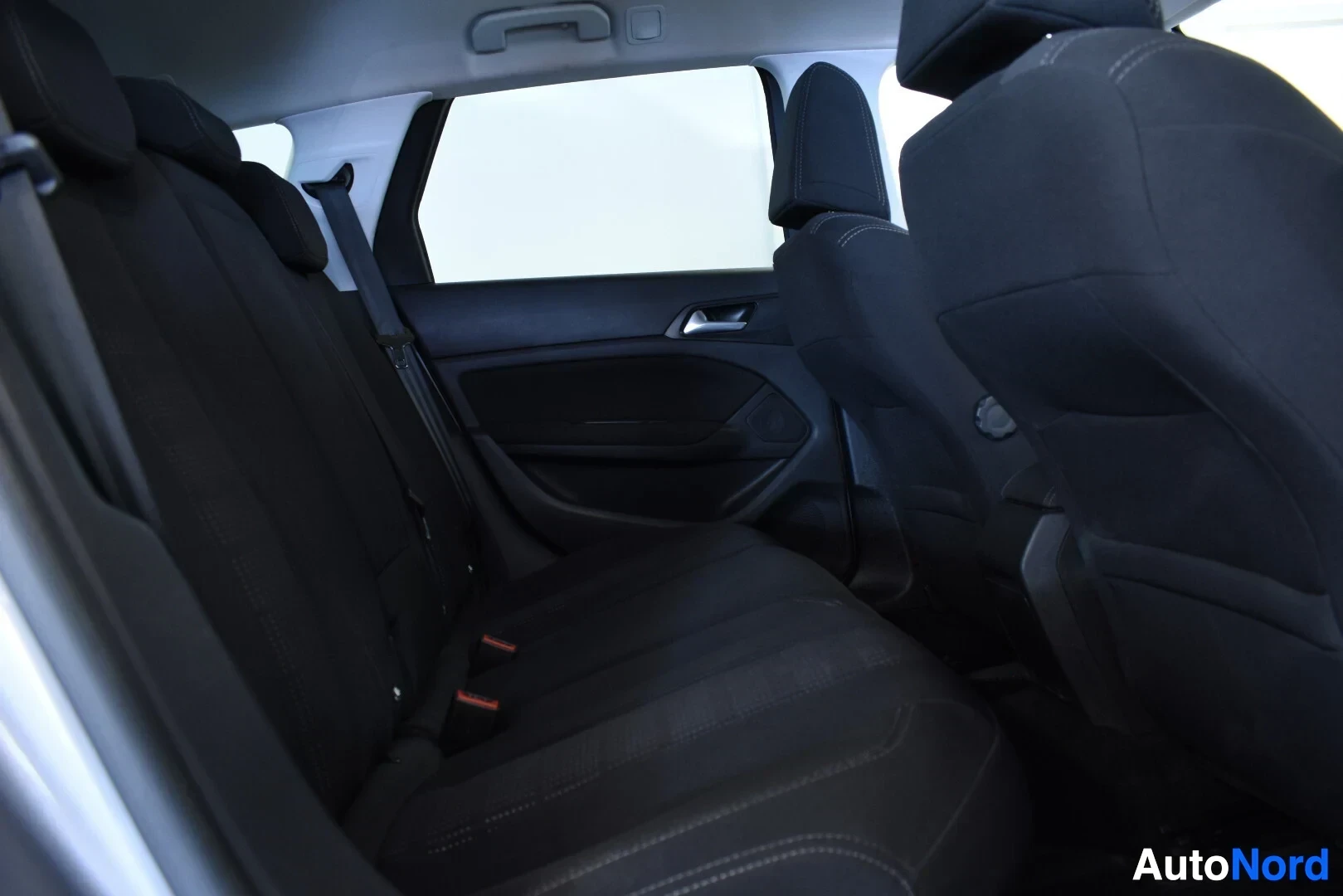 Takaistuimet: Kuva auton takaistuimista. Takaistuimella näkyy kolme mustaa kangasistuimen istuinpaikkaa, kaksi turvavyötä ja ISOFIX-kiinnikkeet.