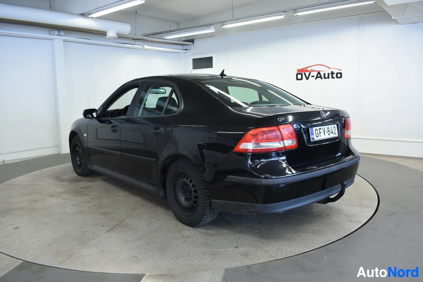 Takaviisto: Musta henkilöauto kuvattuna takavasemmalta viistosti. Autossa on koukku, mustat peltivanteet ja takarekisterikilpi GF V-842.