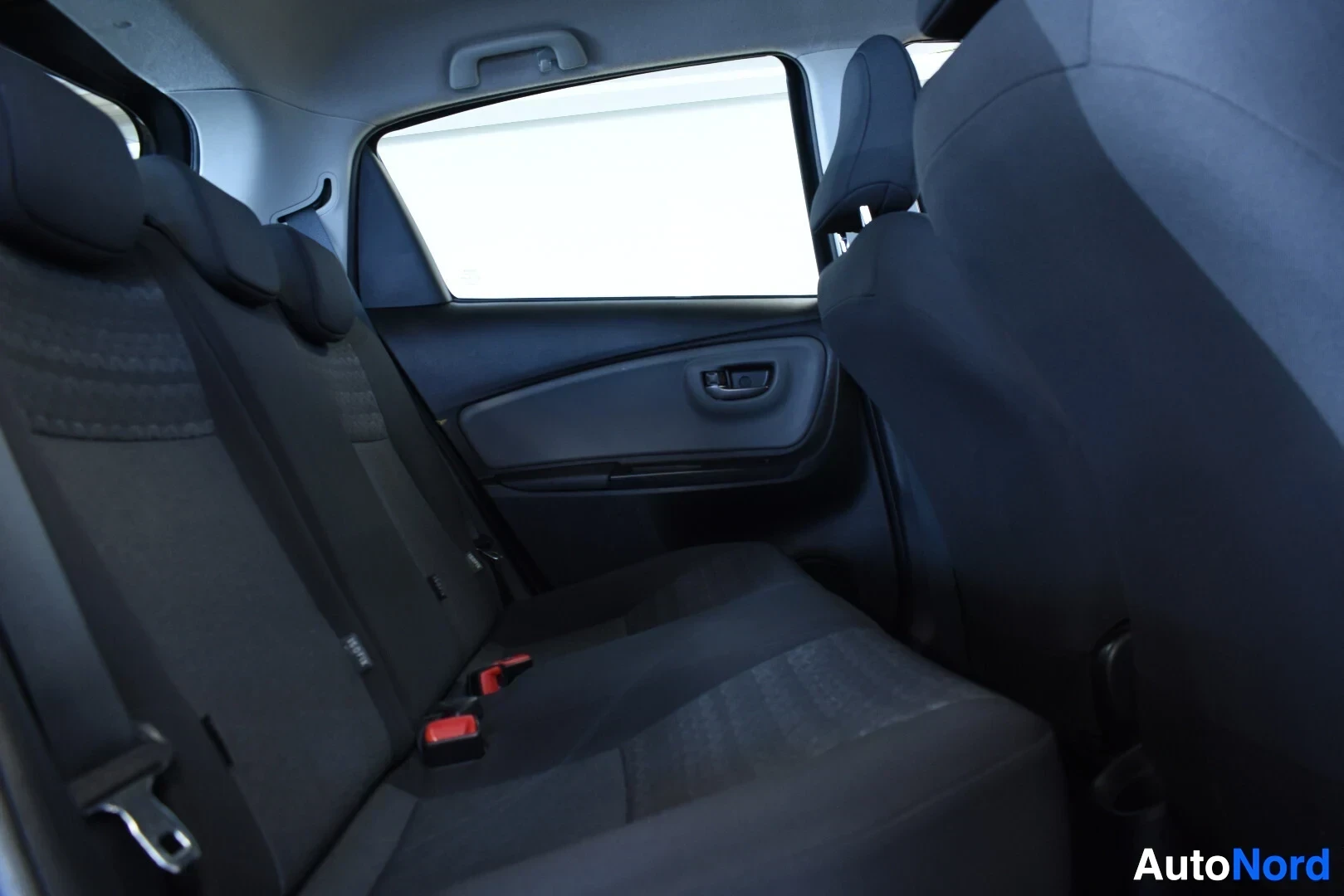 Takaistuimet: Kangasverhoillut takaistuin, jossa on kaksi niskatukea ja ISOFIX-kiinnikkeet näkyvissä.