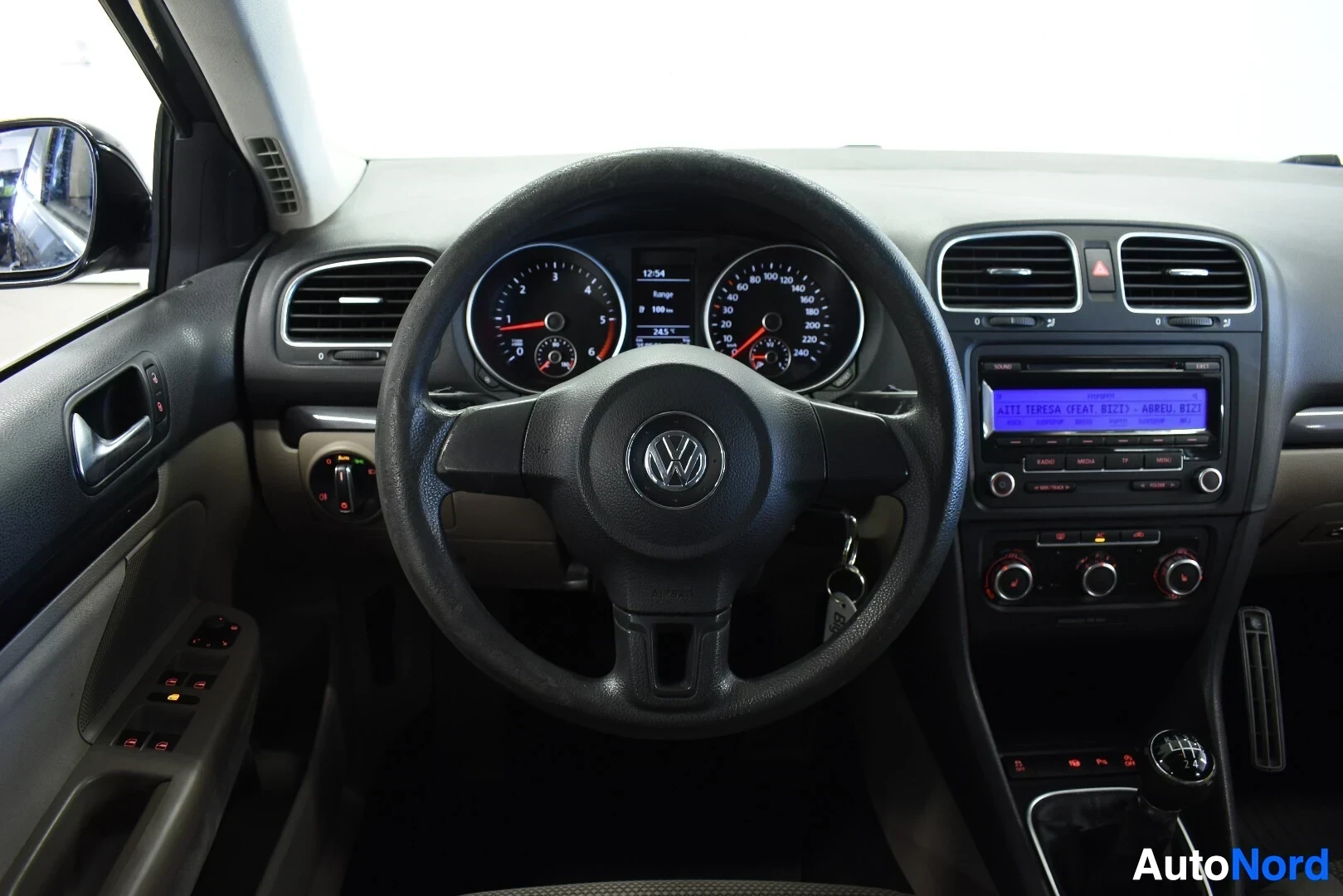 Ohjaamo: Kuljettajan istuimelta otettu kuva kojelaudasta ja ohjauspyörästä. Monitoimiohjauspyörä, jossa on Volkswagen-logo, on suoraan edessä. Mittaristossa on kaksi pyö