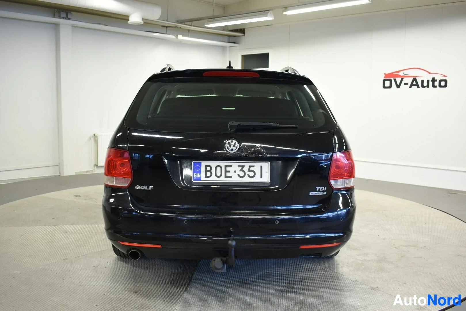 Takaa: Musta farmariauto kuvattuna suoraan takaa. Rekisterikilpi "" ja "TDI"-merkki ovat näkyvissä