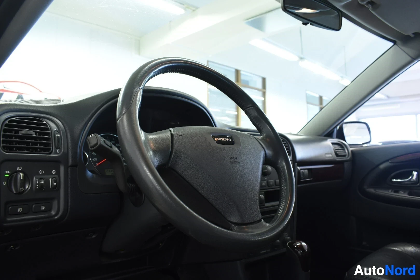 Yksityiskohta: Sisäkuva ohjauspyörästä, jossa on Volvo-logo keskellä ja SRS AIRBAG -teksti.