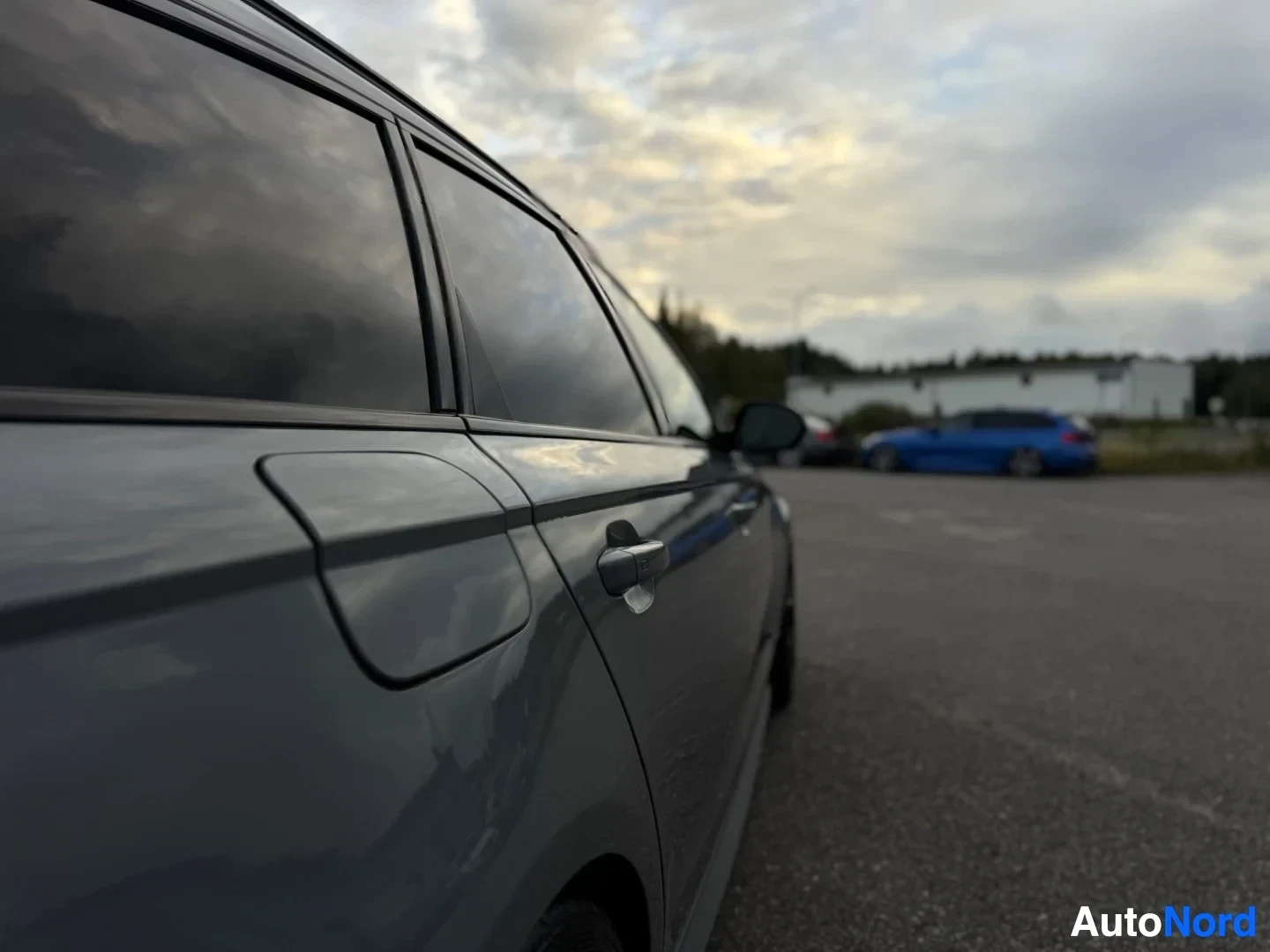 Takaviisto: Kuvassa auton takaosa oikealta puolelta, näyttäen takalokasuojan, polttoaineluukun ja takaoven. Autossa on tummennetut takasivuikkunat.