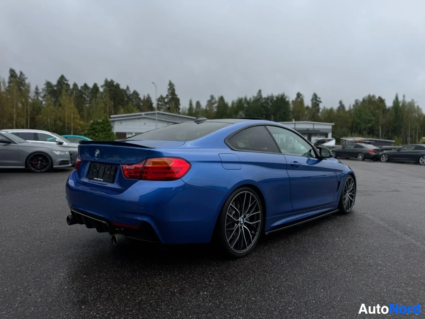 Takaviisto: Sinisävyinen henkilöauto kuvattuna takavasemmalta. Autossa on mustat, monipuolaiset kevytmetallivanteet ja katolla on panoraamalasikatto.