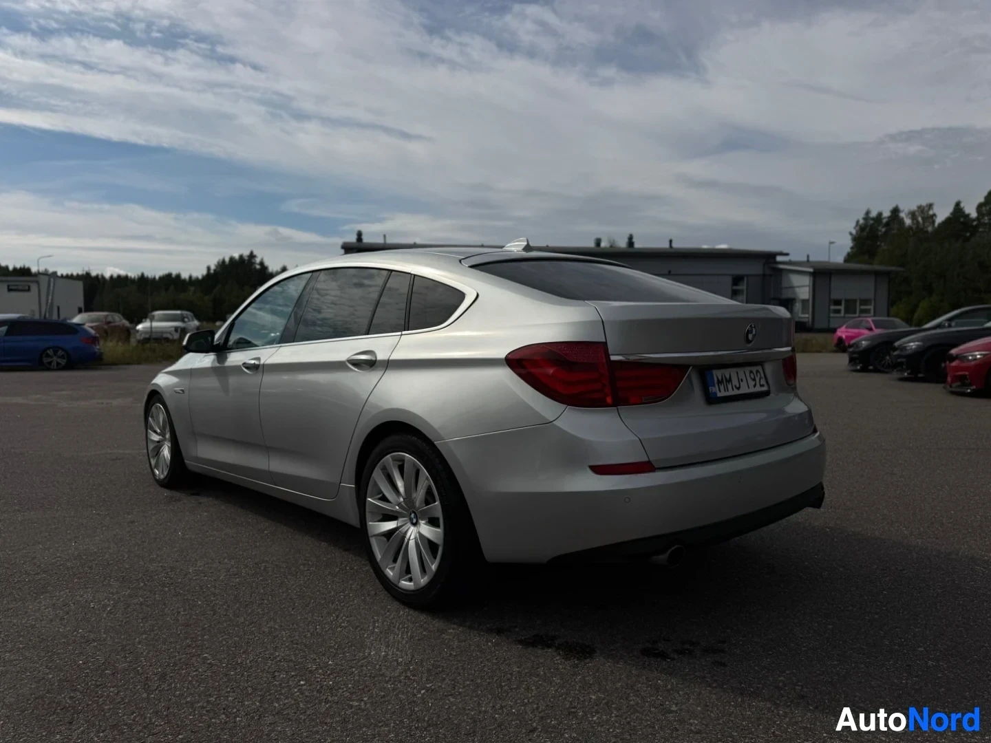 Takaviisto: Hopeanvärinen henkilöauto takaa vasemmalta puolelta. Rekisterinumero on. Takapuskurissa on pysäköintitutka-anturit