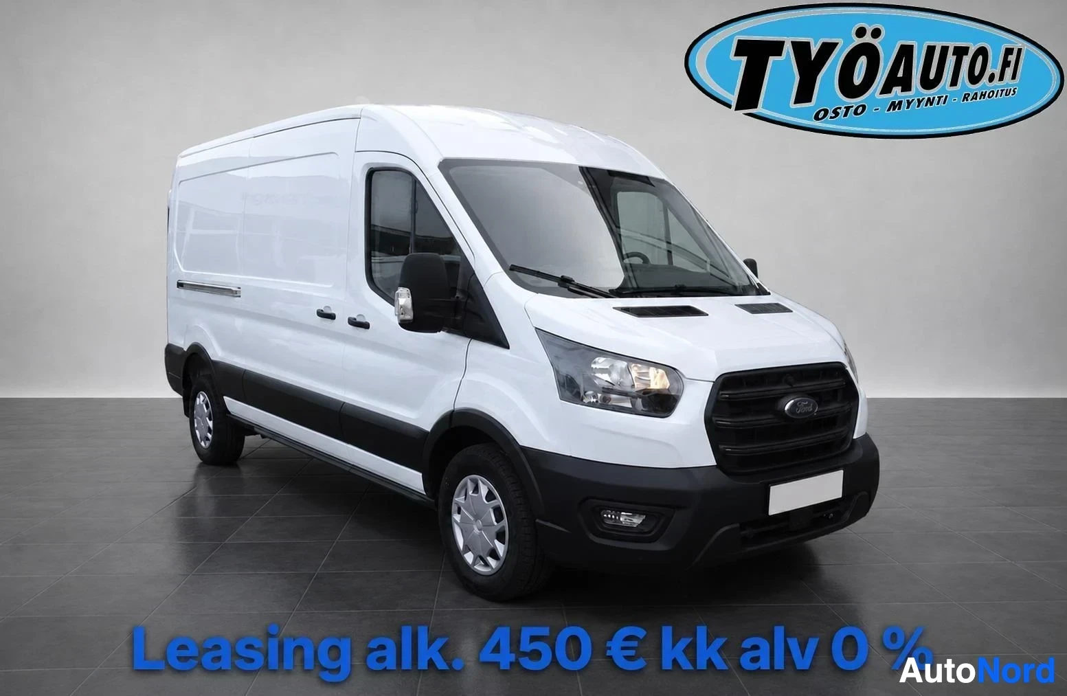 Etuviisto, nokka oikealle: Valkoinen pakettiauto edestä ja vasemmalta sivulta kuvattuna harmaalla taustalla. Auton vasemmalla sivulla on liukuovi. Kuvan alaosassa on sinistä teksti