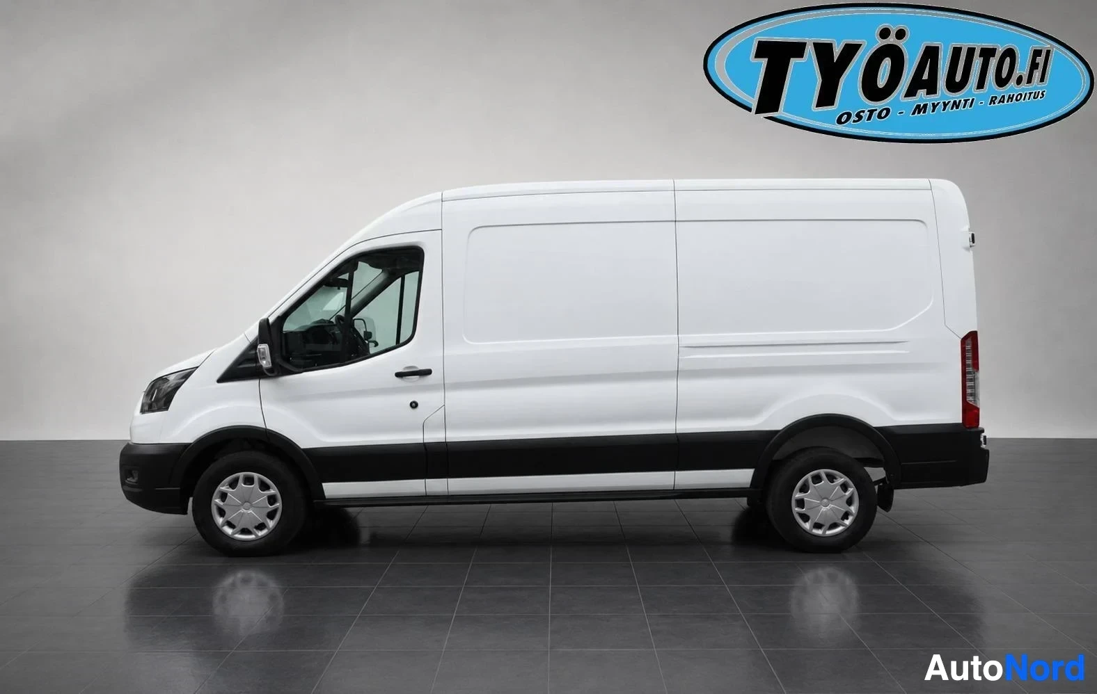 Sivulta: Valkoinen Ford Transit -pakettiauto sivulta kolmivartaloasennossa keula vasemmalla; takaovet umpinaiset.