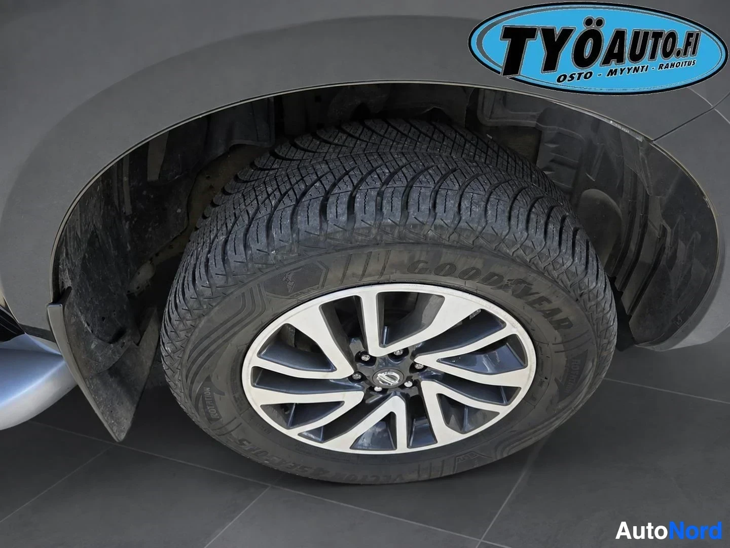 Yksityiskohta: Lähikuva auton pyöräkotelosta, jossa näkyy vanteen ja renkaan Goodyear Vector 4Seasons merkinnät.