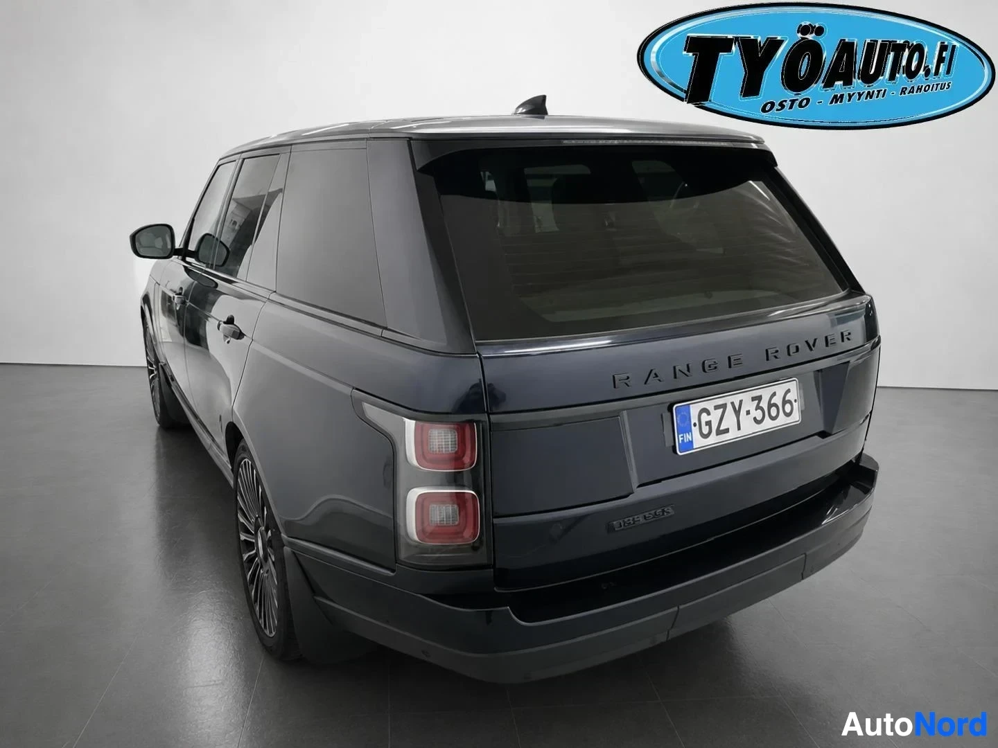 Takaviisto: Tummanvärinen Range Rover -SUV takaa ja vasemmalta sivulta. Rekisterikilpi "" on näkyvissä