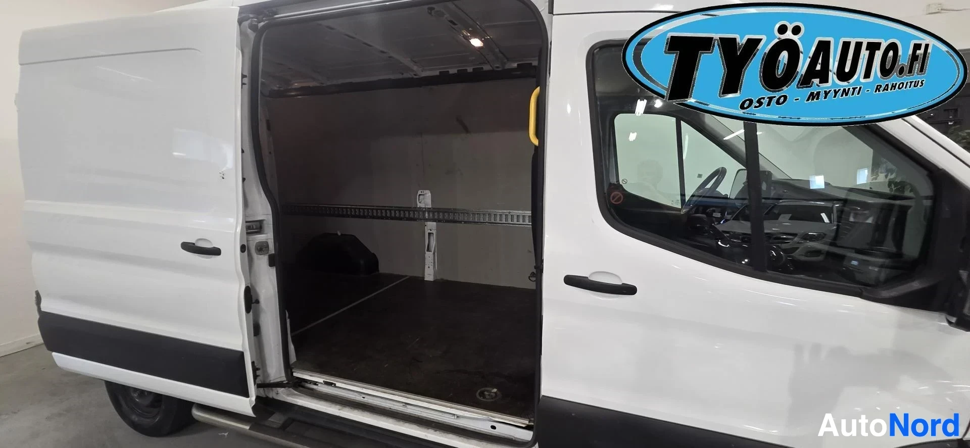 Sivulta: Sivukuva valkoisesta pakettiautosta, jonka liukuovi ja takaovet ovat auki ja paljastavat tavaratilan. Tavaratilan lattia on tumma ja seinät vaaleat, ja seinillä