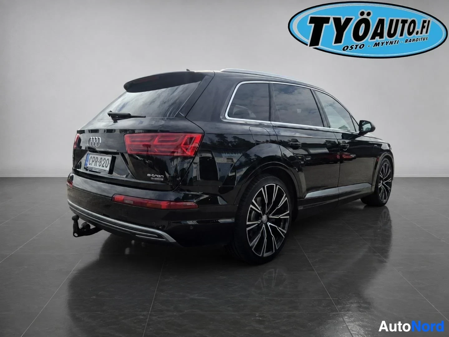 Takaviisto: Musta henkilöauto takaa vasemmalta kuvattuna. Auton takapuskurissa on rekisterikilpi ja vetokoukku. Takaluukussa on tunnus 'e-tron'. Takavalot ovat pääl