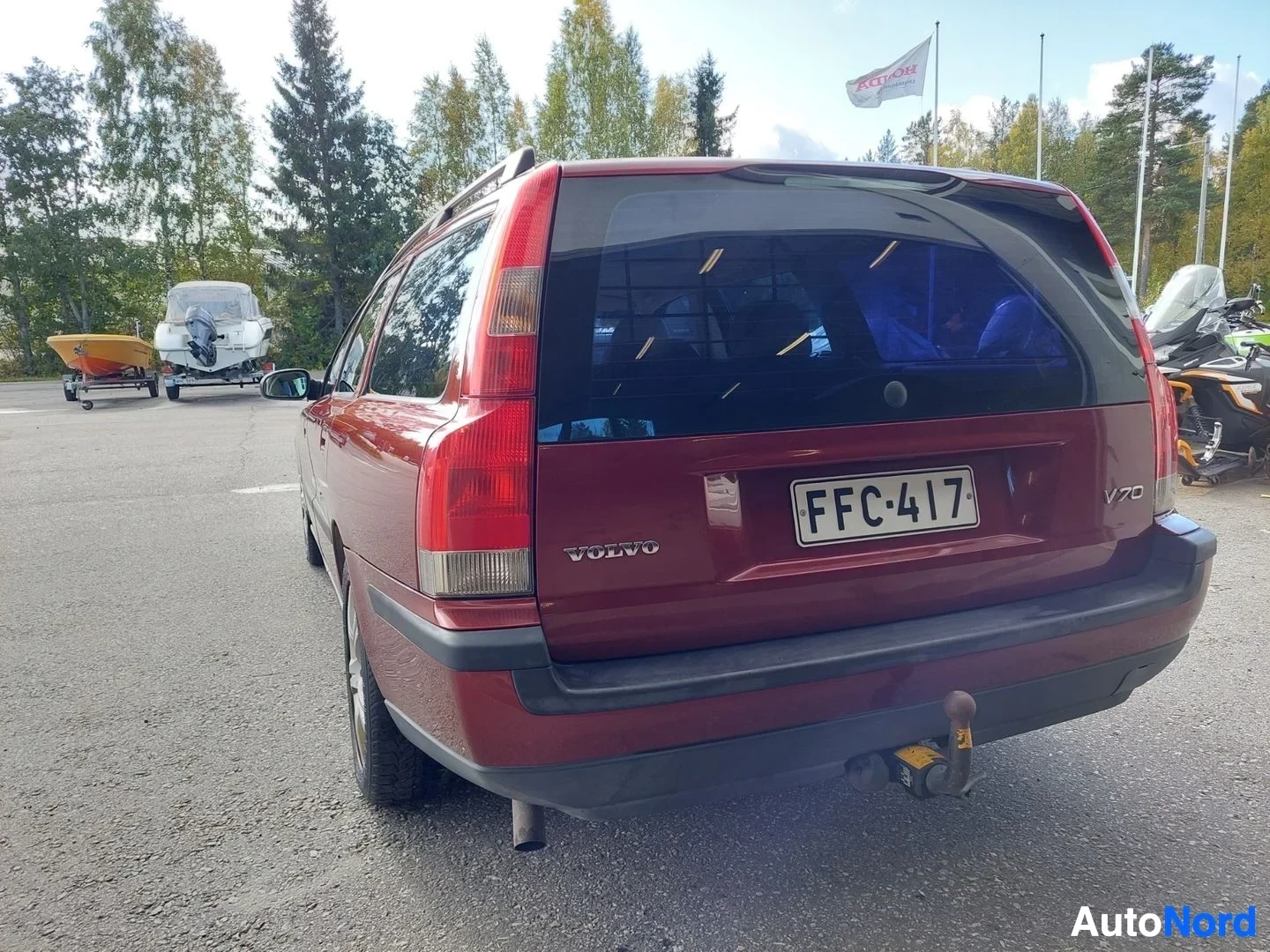 Takaviisto: Auton takaosa, jossa näkyvät rekisterikilpi ja vetokoukku. Takaosassa on myös Volvo- ja V70-merkit