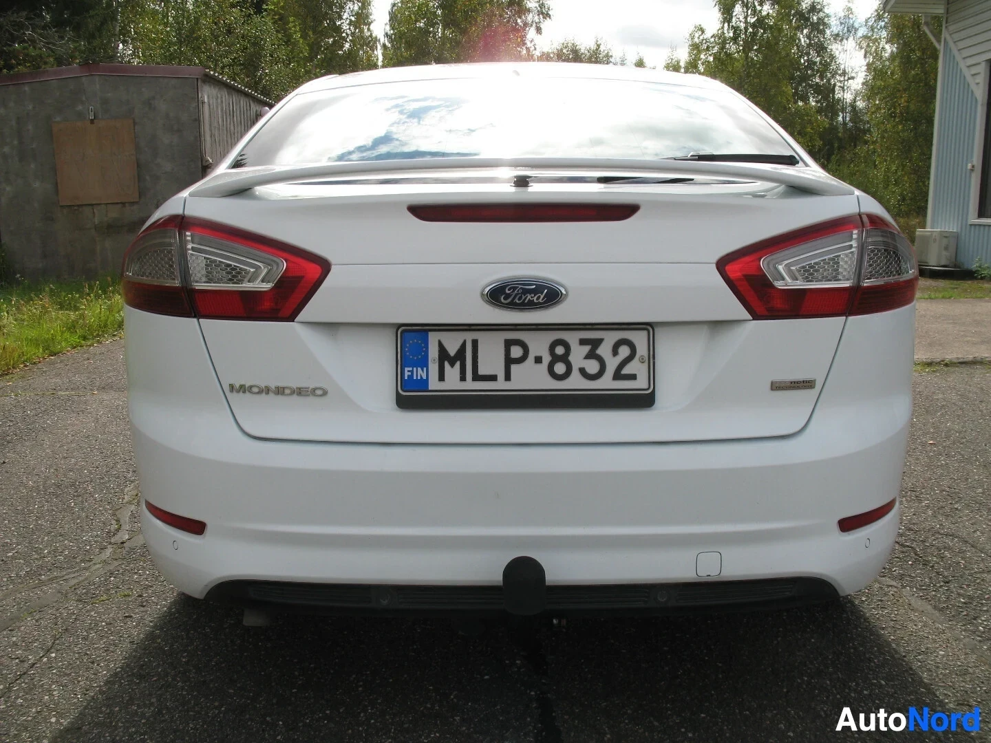 Takaa: Valkoinen Ford Mondeo -henkilöauto takaa, rekisterikilpi näkyvissä