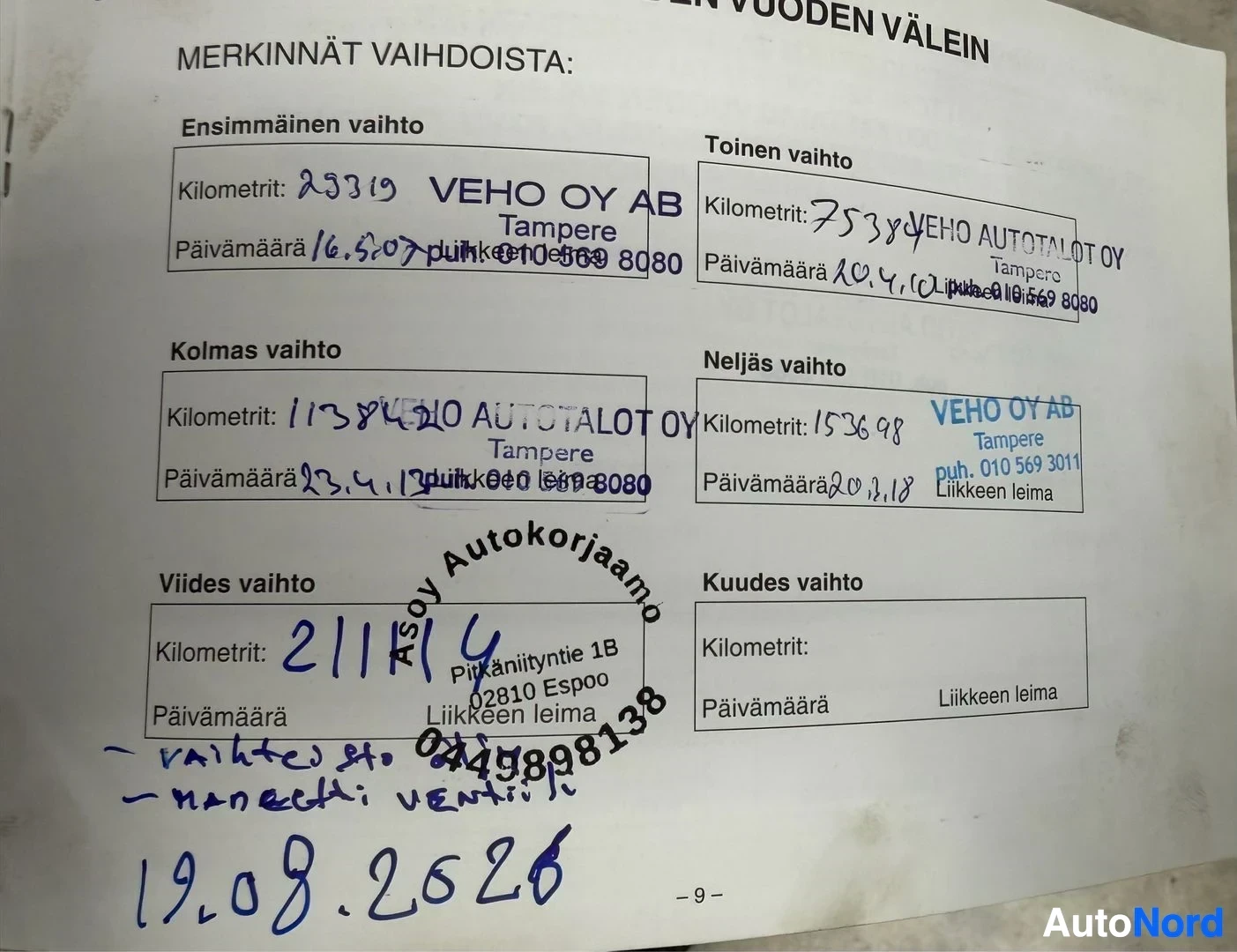 Asiakirja: Lähikuva huoltokirjasta, jossa on käsinkirjoitettuja huoltohistoriatietoja useista tehdyistä huolloista. Sivu on otsikoitu "MERKINNÄT VAIHDOISTA:" ja näyttää ku