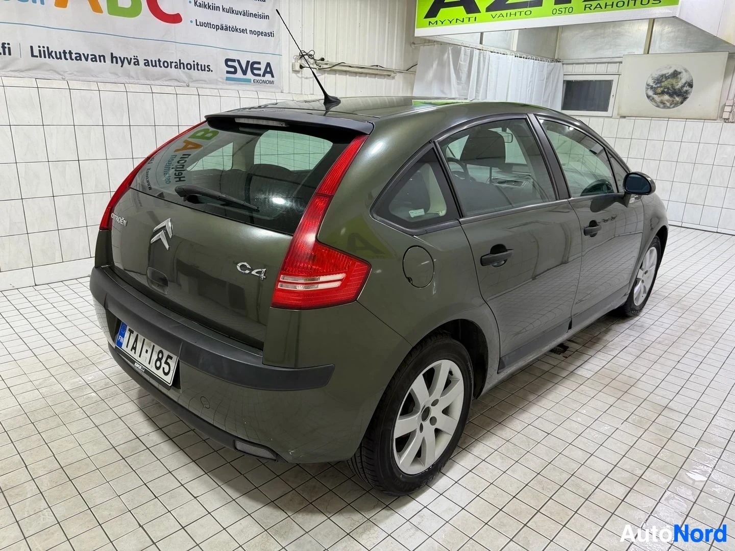 Takaviisto: Auton takaviistokuva takaoikealta, takaluukussa Citroën C4 -merkinnät ja rekisterikilpi.