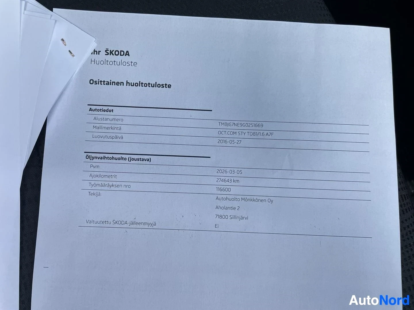 Asiakirja: Lähikuva huoltotulosteesta, jossa näkyvät ajoneuvon tiedot ja öljynvaihtohuollon tiedot.