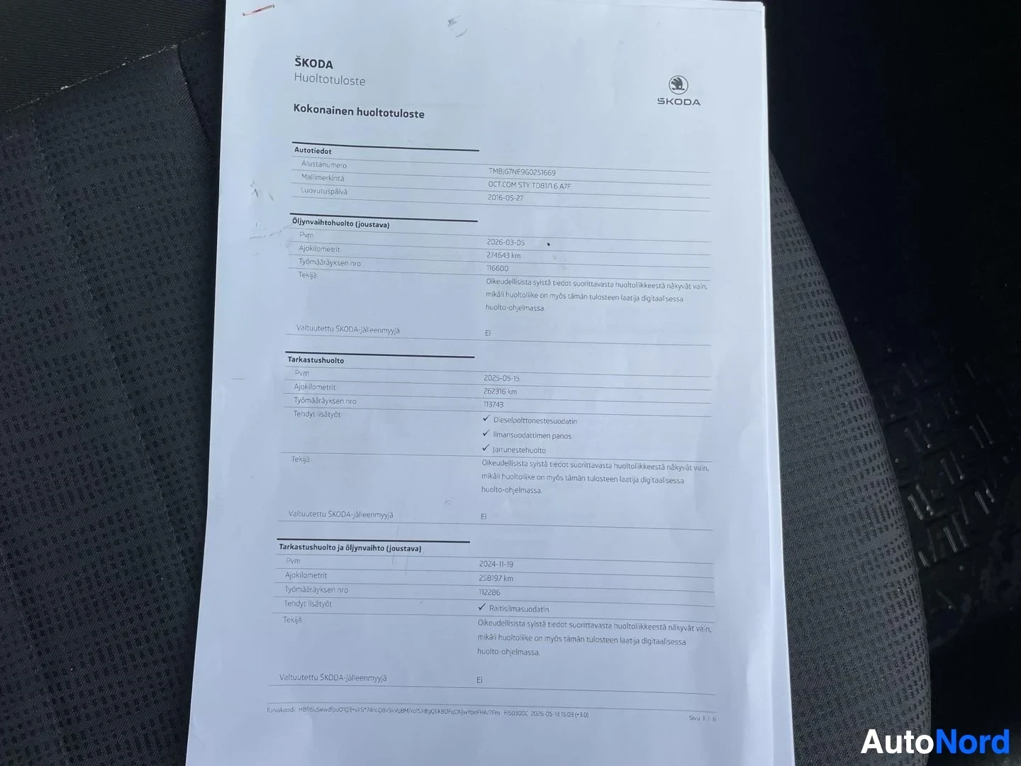 Asiakirja: Asiakirja, jossa on ŠKODA-logo ja otsikko "Kokonaishotulotuloste". Sivulla on taulukkomuotoista tekstiä huoltohistoriasta, mukaan lukien asiakas- ja ajoneuvotie