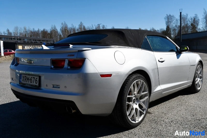 Takaviisto: Hopeanharmaa avokori Chevrolet Camaro takaa vasemmalta, musta pehmeä katto, rekisteritunnus ja hopeat kevytmetallivanteet.