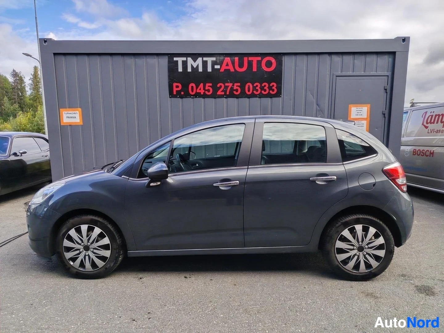 Etuviisto, nokka vasemmalle: Citroën C3 sivusta vasemmalta, kerrostus ja alumiinivanteet näkyvät.