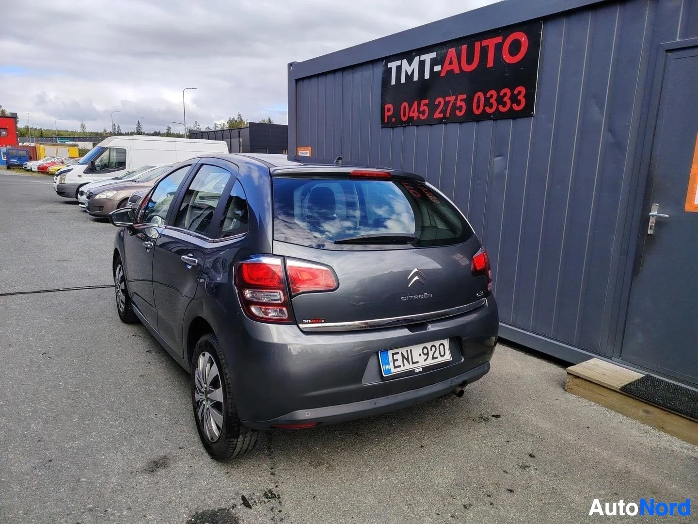 Takaviisto: Citroën C3 takaa vasemmalta kolmannelta, rekisterikilpi.