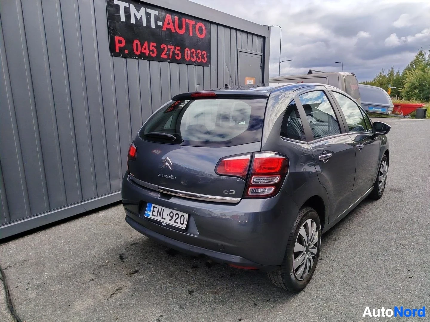 Takaviisto: Citroën C3:n takakulma rekisterikilpi näkyvissä, tummanharmaa kori.