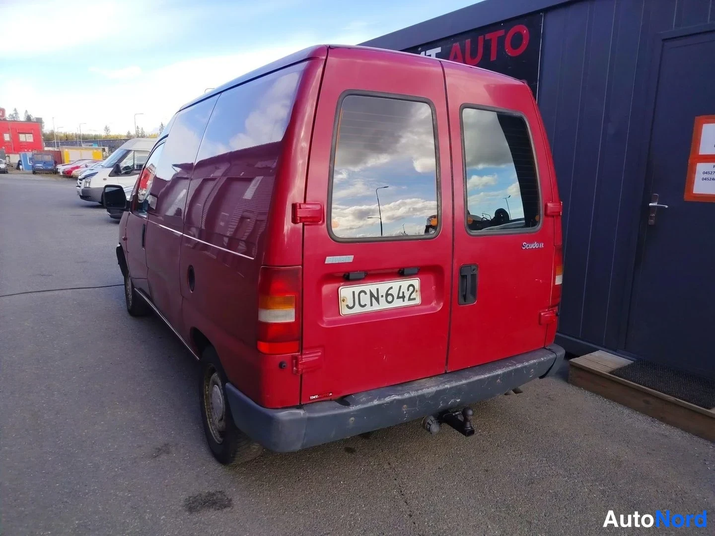 Takaviisto: Punaisen Fiat Scudo -pakettiauton takaviisto vasemmalta, takakannessa rekisteritunnus ja Scudo-teksti.