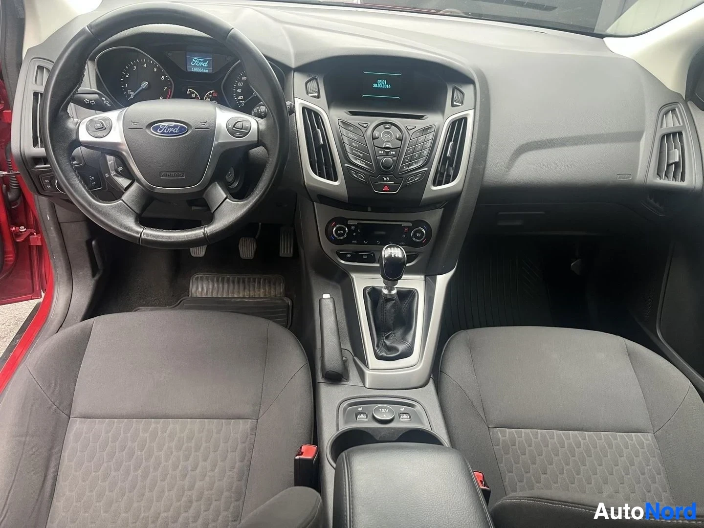 Ohjaamo: Ford Focusin ohjaamo: kaksipaikkainen eturivi, manuaalivaihteisto ja Ford-ohjauspyörä