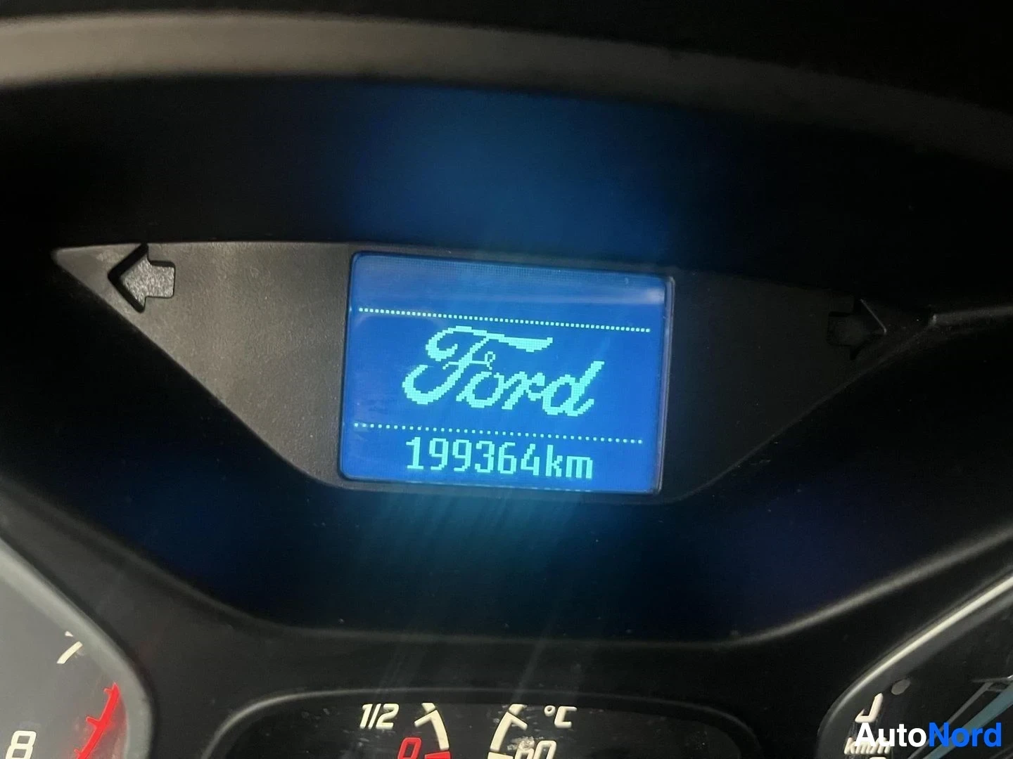 Yksityiskohta: Kojelaudan näyttö näyttää Ford-logon ja matkamittarin lukeman 199364 km