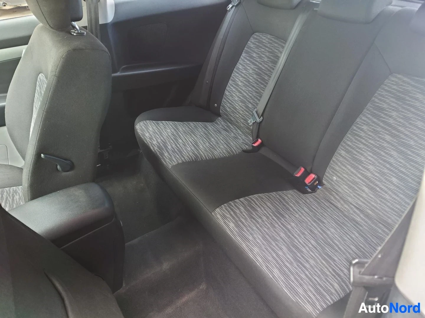 Muu: Kia ProCeed 2008 takapenkki: kahden hengen istuinosa tummalla kuvioidulla kankaalla ja turvavyöt.