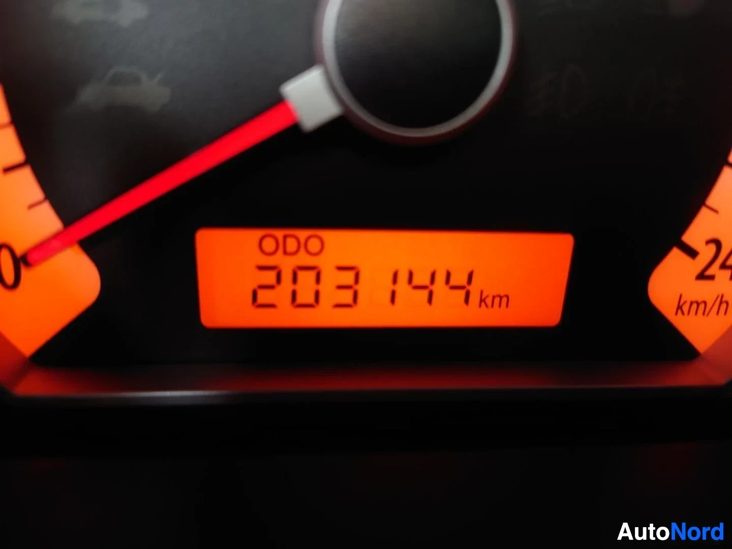Yksityiskohta: Mittariston ODO-näyttö näyttää 203 144 km.
