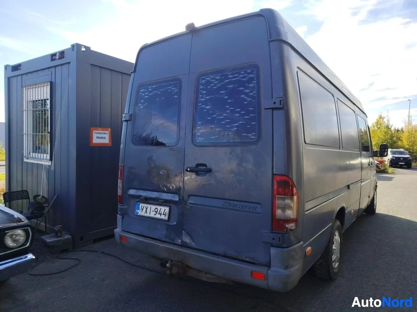 Takaviisto: Mercedes-Benz Sprinter -pakettiauto takaa, takaportaali ja oikea kylki näkyvissä, rekisterikilpi.