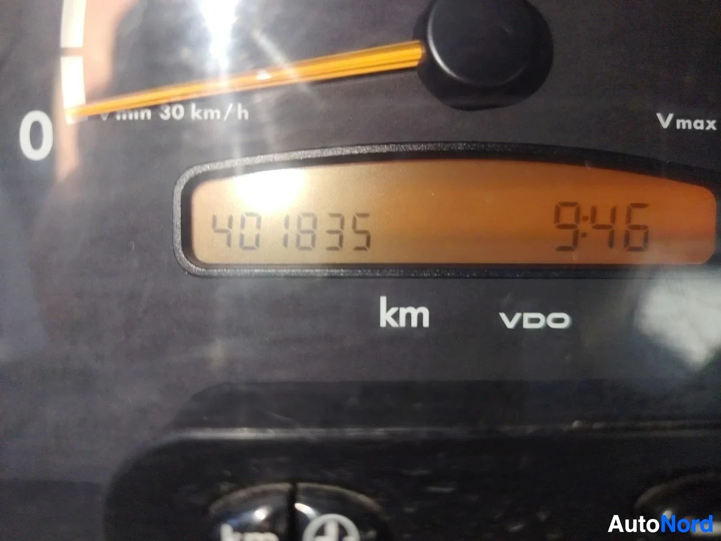 Muu: Mittariston näyttö näyttää lukeman 401835 km ja ajan 9:46, VDO-merkinnällä.