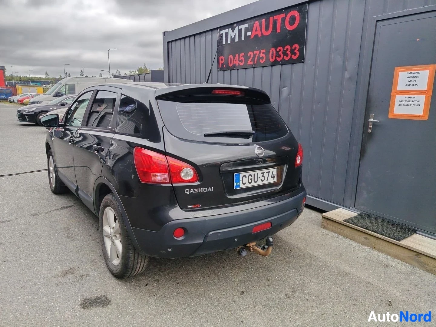 Takaviisto: Mustan Nissan Qashqain takakolmannelssonuomi, QASHQAI-teksti ja rekisterikilpi, perävaunukytkin näkyvissä.