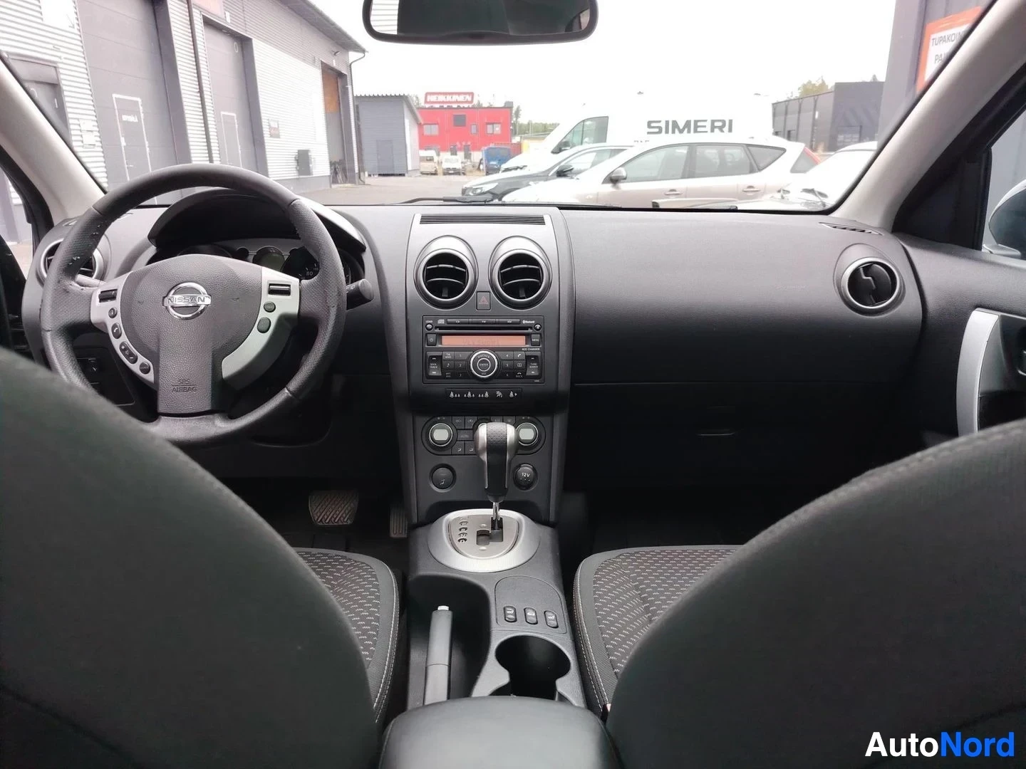 Ohjaamo: Ohjaamo Nissan-merkillä, automaatinvaihteen keila ja kosketusnäyttöradio, kaksi etuistuinta.