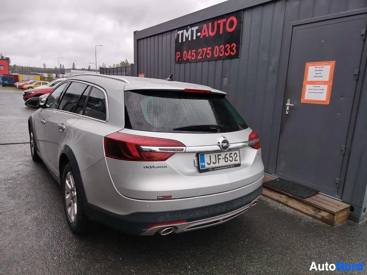 Takaviisto: Takana oleva kolmas osa: hopeanharmaa Opel Insignia, jossa on selkeästi näkyvissä takavalot, rekisterinumero ja mallimerkki 'INSIGNIA'.