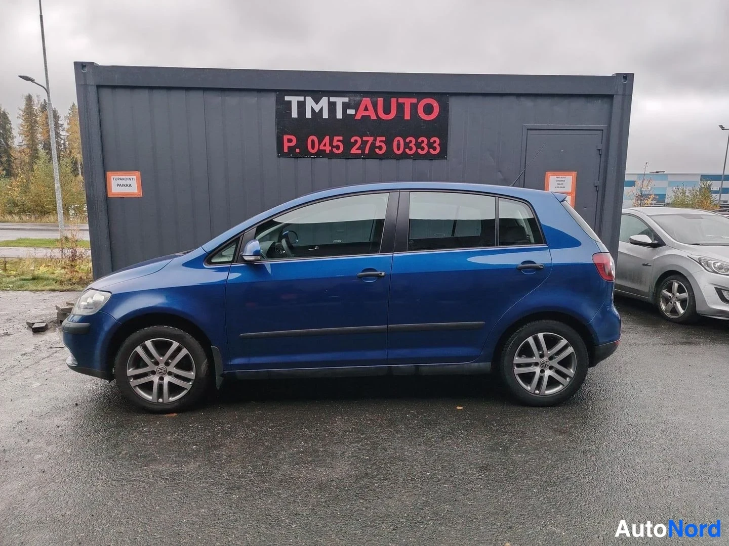 Sivulta: Sininen Volkswagen Golf Plus kylkiäisesti sivusta kuvattuna