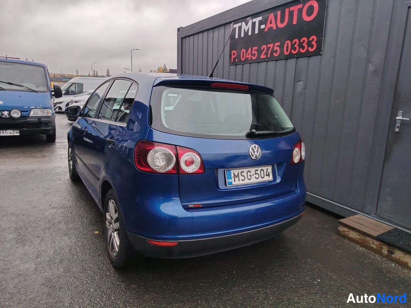 Takaviisto: Sininen Volkswagen Golf Plus takaa kolmivartalokuvana