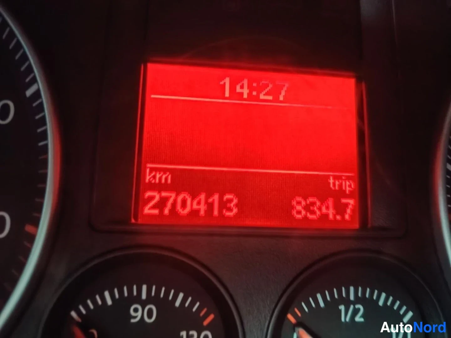 Muu: Kojelaudan punainen näyttö näyttää kellonajan 14:27, kokonaismatkan 270413 km ja trippimittarin 834,7 km.
