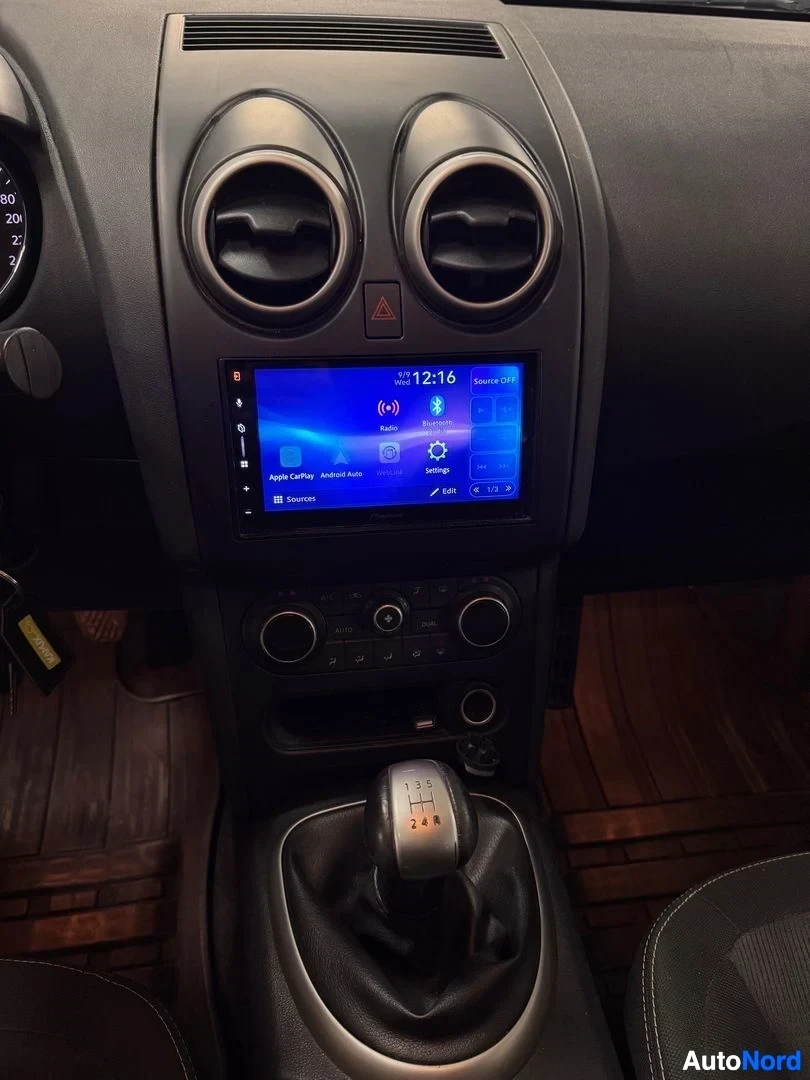 Muu: Keskikonsoli ylhäältä: kaksi pyöreää suutinta, kosketusnäyttö (Apple CarPlay / Android Auto), ilmastoinnin säätimet ja viisinopeuksinen manuaalivaihde.