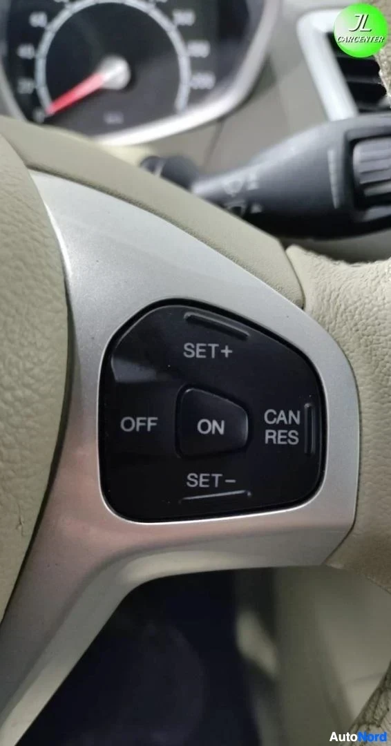 Yksityiskohta: Ratin pikanäppäimet: cruise control -painikkeet SET+, OFF, ON, CAN RES ja SET–.