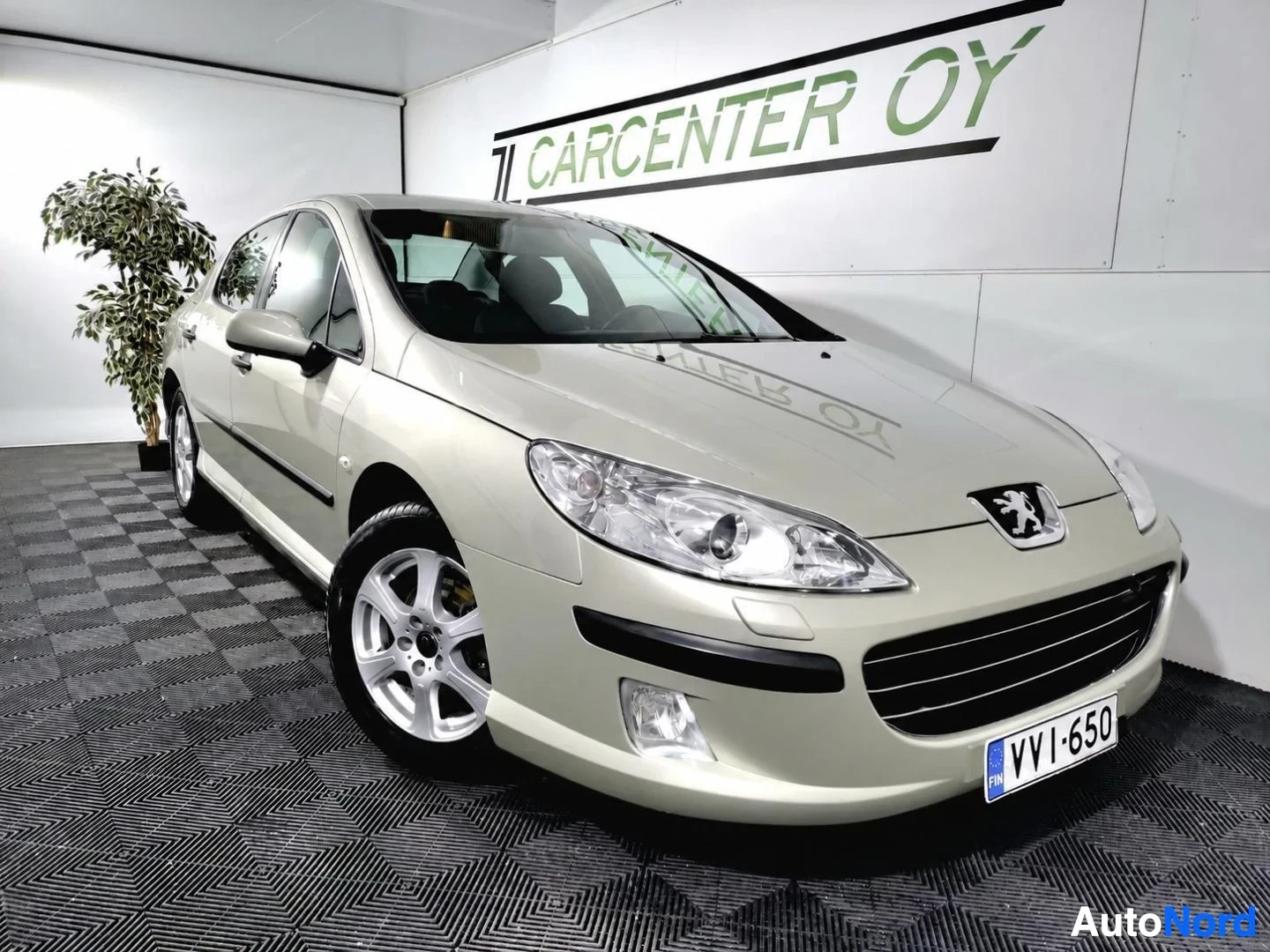 Etuviisto, nokka oikealle: Peugeot 407 -sedan etukulmasta, vaalea beige metalliväri, rekisteritunnus.