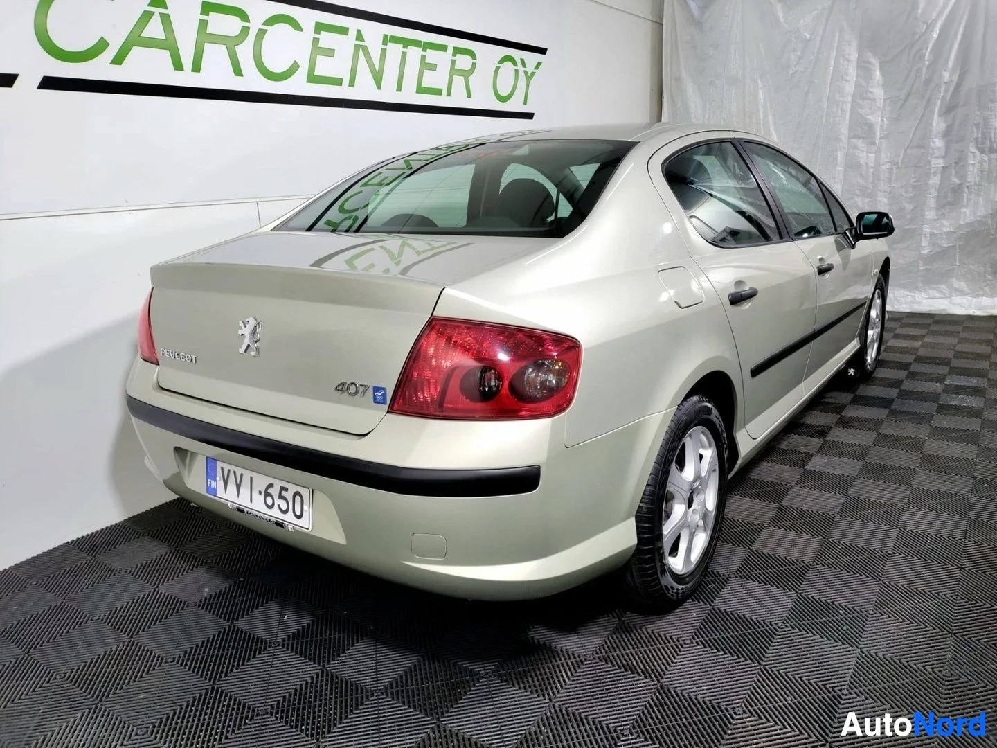 Takaviisto: Peugeot 407:n takakulma, PEUGEOT- ja 407-merkinnät takaluukussa, rekisteritunnus.
