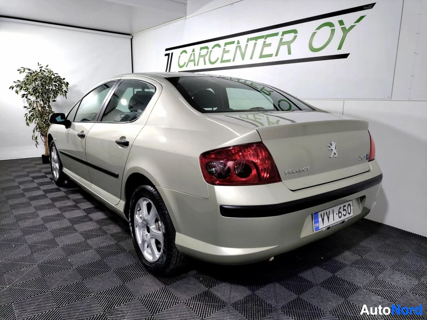 Takaviisto: Peugeot 407:n takaosa ja vasen sivu, takavalo ja -rekisterikilpi näkyvissä.
