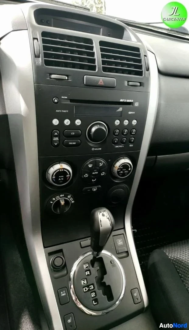 Ohjaamo: Kojetaulu ja vaihteenvalitsin: automaattivaihteisto (P R N D 3 2 L), radio-CD-soitin ja automaattinen ilmastointi.